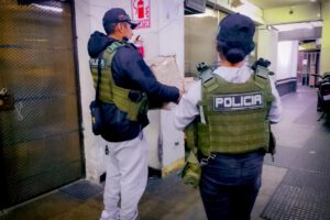 Efectivos se apersonaron en las instalaciones de la oficina nacional para la revisión técnica de los paquetes sospechosos