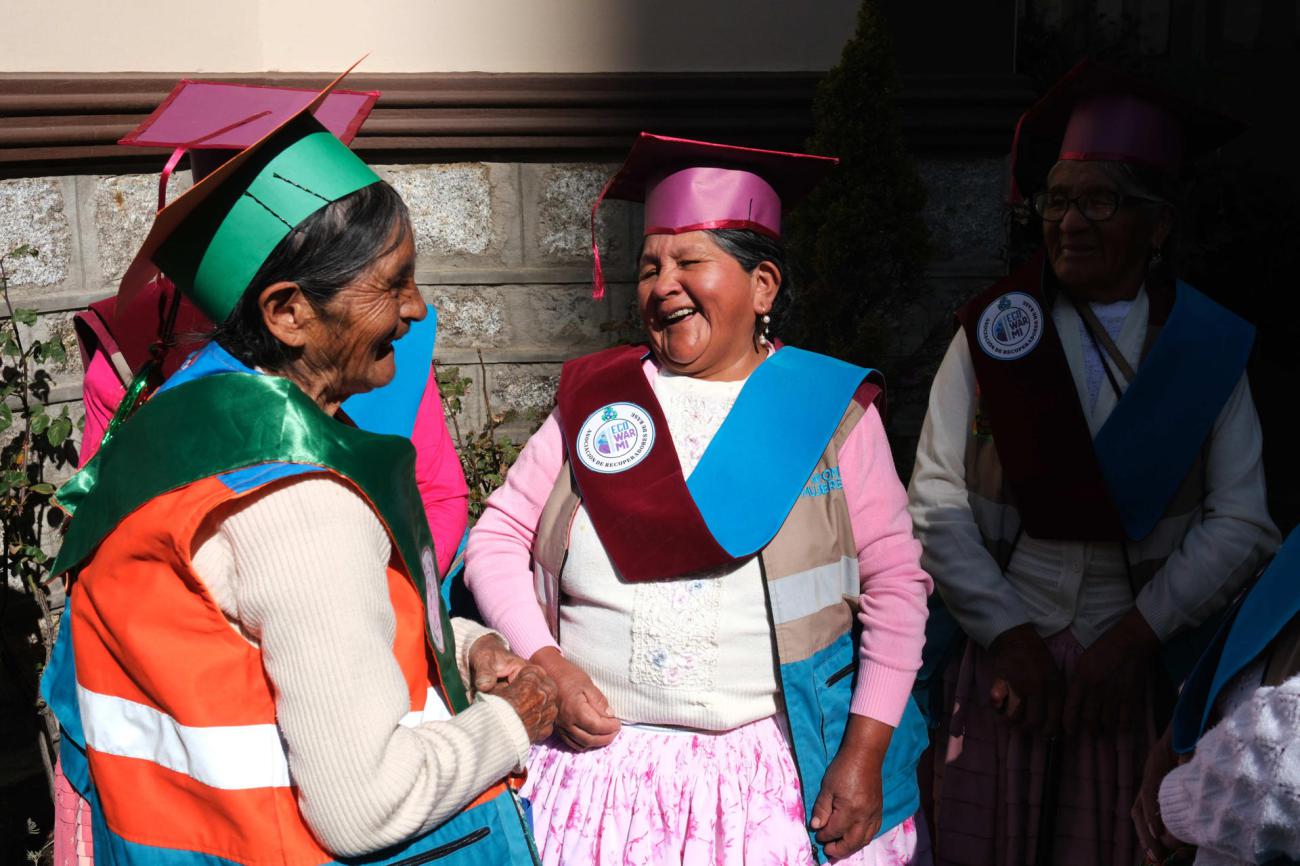 Mujeres aimaras, dedicadas a la recolección de residuos en las calles