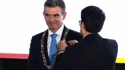El Presidente Rodrigo Paz Pereira la medalla del “Cóndor de los Andes en el Grado de Gran Collar”, la máxima distinción que otorga el Estado boliviano.