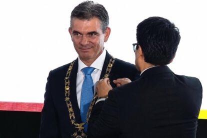 El Presidente Rodrigo Paz Pereira la medalla del “Cóndor de los Andes en el Grado de Gran Collar”, la máxima distinción que otorga el Estado boliviano.