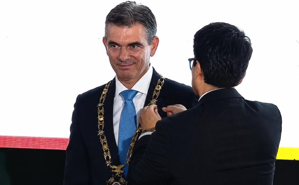 El Presidente Rodrigo Paz Pereira la medalla del “Cóndor de los Andes en el Grado de Gran Collar”, la máxima distinción que otorga el Estado boliviano.