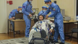 El cosmonauta de Roscosmos Piotr Dubrov, miembro de la tripulación, participa en la revisión de los trajes espaciales antes del lanzamiento de la nave espacial Soyuz MS-29