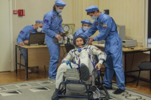 El cosmonauta de Roscosmos Piotr Dubrov, miembro de la tripulación, participa en la revisión de los trajes espaciales antes del lanzamiento de la nave espacial Soyuz MS-29
