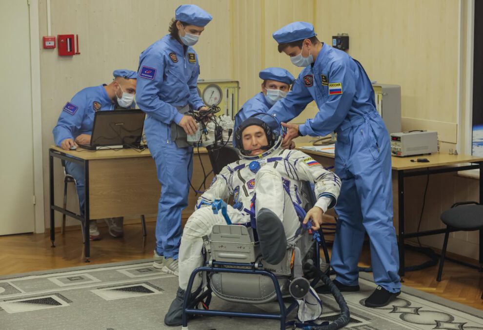El cosmonauta de Roscosmos Piotr Dubrov, miembro de la tripulación, participa en la revisión de los trajes espaciales antes del lanzamiento de la nave espacial Soyuz MS-29