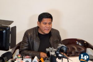 El diputado Pacheco en conferencia de prensa