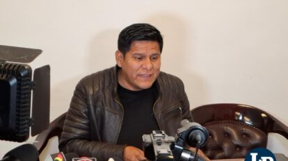 El diputado Pacheco en conferencia de prensa
