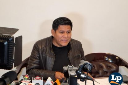 El diputado Pacheco en conferencia de prensa