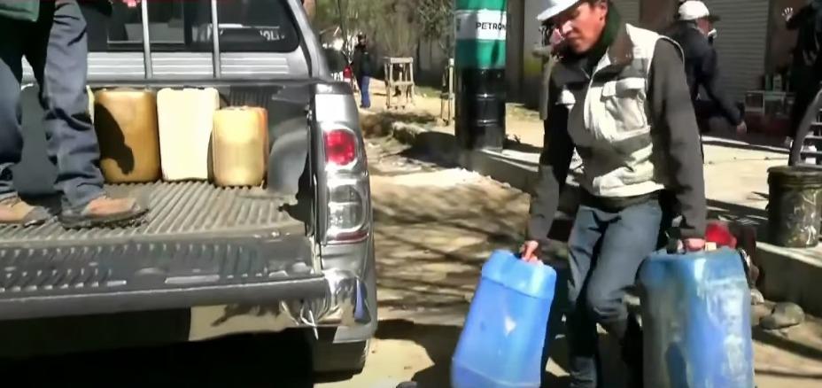 Decomisan más de 800 litros de combustible y 40 garrafas en Viacha