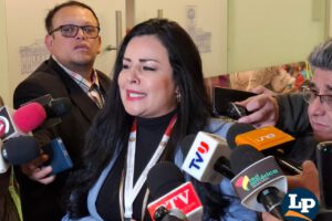 La diputada Aguirre en conferencia de prensa