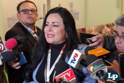 La diputada Aguirre en conferencia de prensa