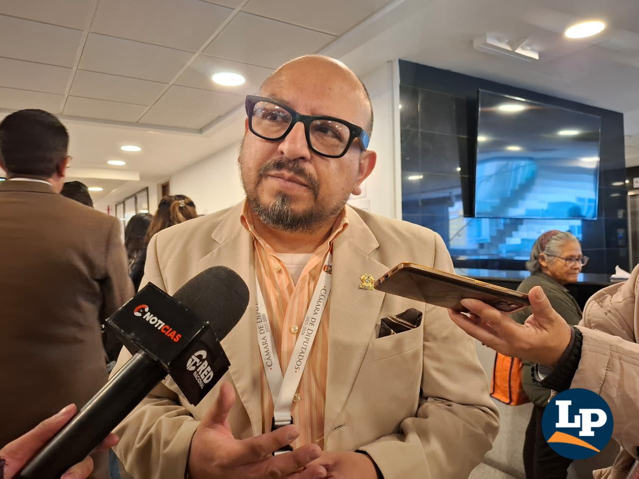 El diputado Mérida en conferencia de prensa