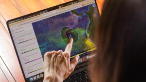 Fotografía del 5 de junio de 2026 cedida por Alexander Otárola que muestra a la líder para América Latina de Programas de Global Fishing Watch, Mónica Espinoza, durante una entrevista en San José (Costa rica)