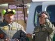 Un oficial de policía se coloca las gafas FPV para pilotar el dron