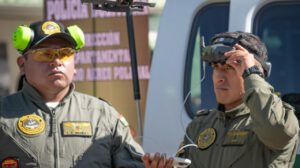 Un oficial de policía se coloca las gafas FPV para pilotar el dron