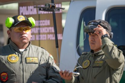 Un oficial de policía se coloca las gafas FPV para pilotar el dron