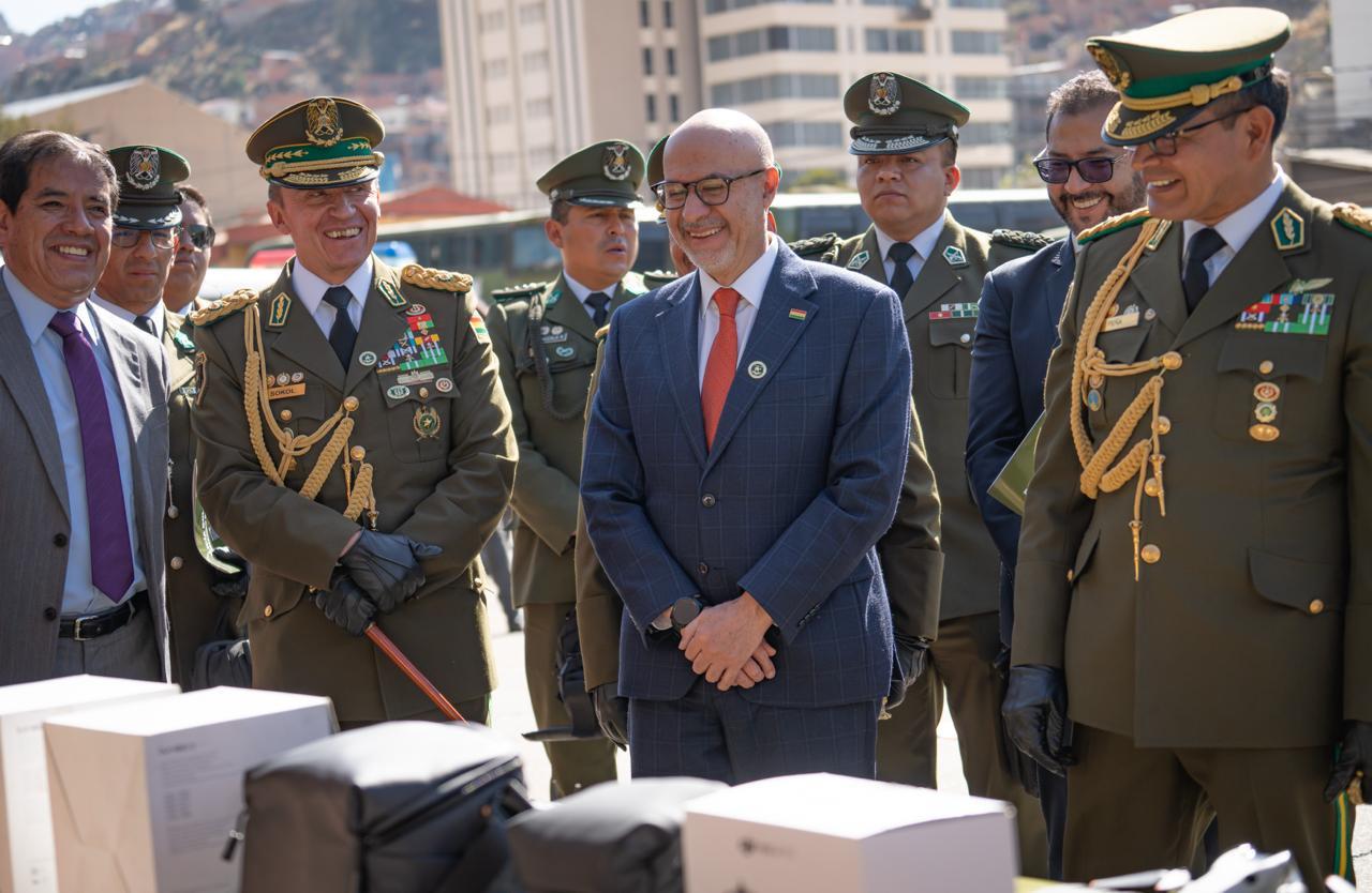 El ministro de la Presidencia, José Luis Lupo (c), observa los equipos tecnológicos entregados a la policía