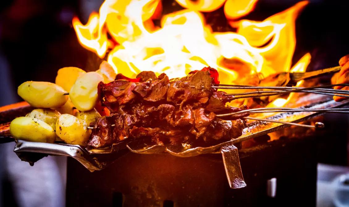 El anticucho es una de las opciones predilectas de la gastronomía callejera de La Paz