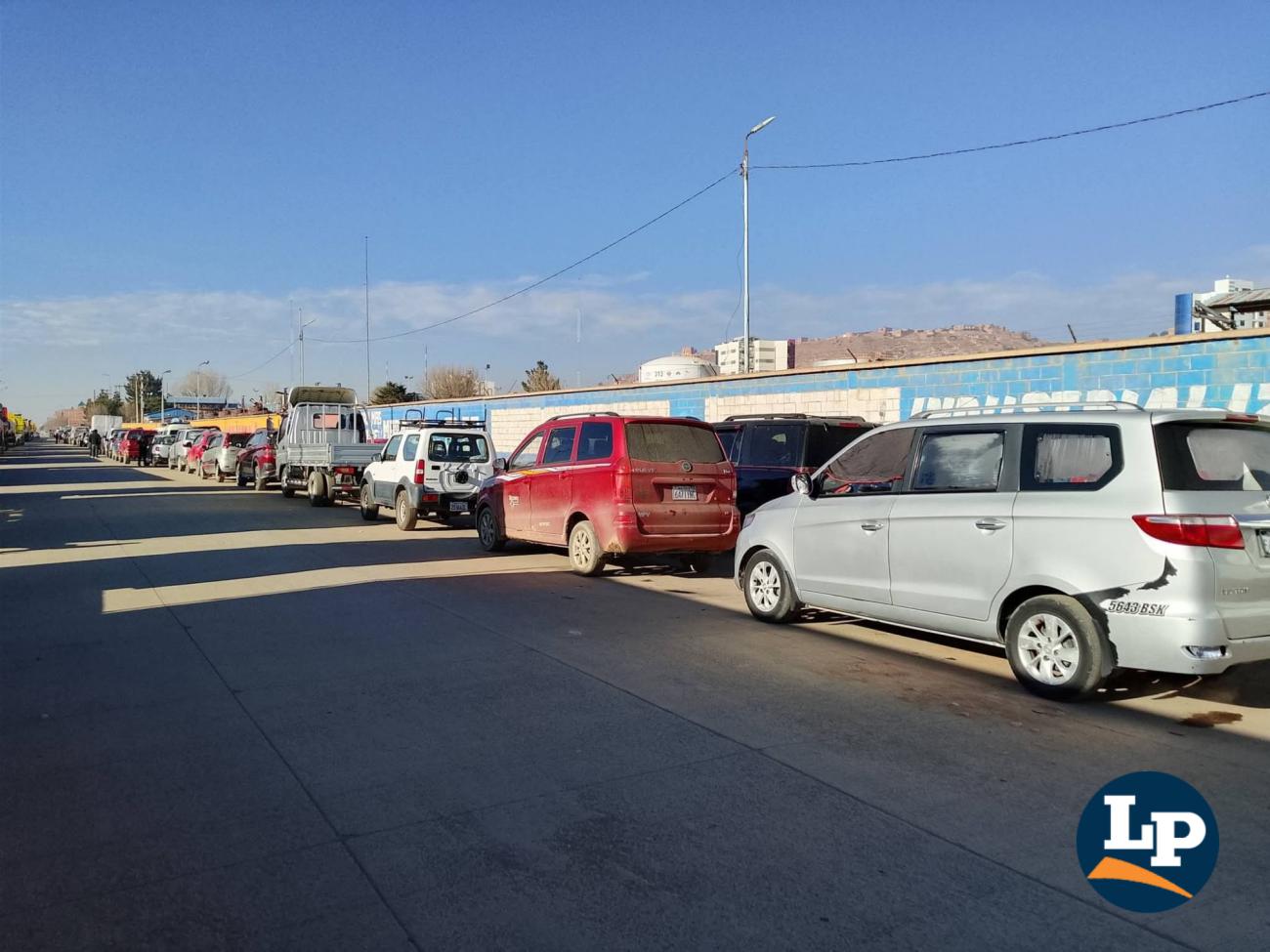 Largas filas se registran en los surtidores de Oruro