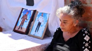 Tanía Valdivia, madre de Iván, uno de los jóvenes que murieron tras ser reclutados por Rusia para la guerra con Ucrania, participa en un velorio simbólico este martes, en Santa Cruz (Bolivia).