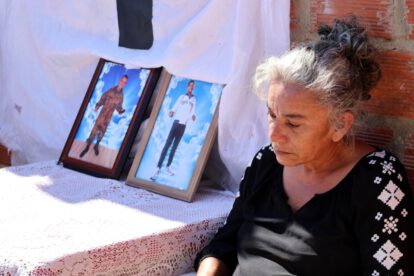Tanía Valdivia, madre de Iván, uno de los jóvenes que murieron tras ser reclutados por Rusia para la guerra con Ucrania, participa en un velorio simbólico este martes, en Santa Cruz (Bolivia).