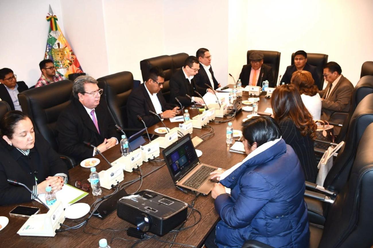 Fiscal General del Estado, Roger Mariaca Montenegro, sostuvo una reunión de coordinación con la Comisión Especial de Investigación Integral “Caso Maletas”