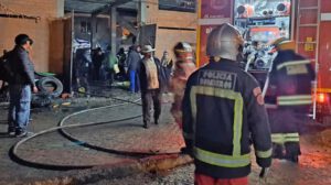 Un voraz incendio se registró al interior de un taller de chapería ubicado en la zona Cafetaleros Yungueños de la ciudad de El Alto,