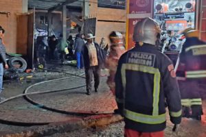 Un voraz incendio se registró al interior de un taller de chapería ubicado en la zona Cafetaleros Yungueños de la ciudad de El Alto,