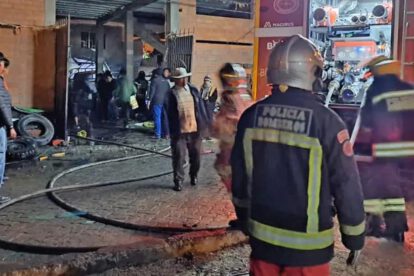 Un voraz incendio se registró al interior de un taller de chapería ubicado en la zona Cafetaleros Yungueños de la ciudad de El Alto,
