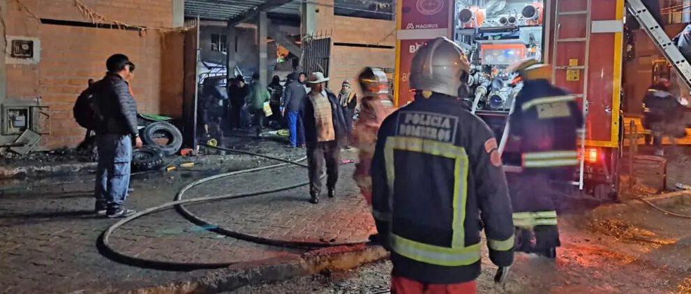 Un voraz incendio se registró al interior de un taller de chapería ubicado en la zona Cafetaleros Yungueños de la ciudad de El Alto,