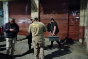 Policía Boliviana en el lugar del presunto infanticidio en Cochabamba.