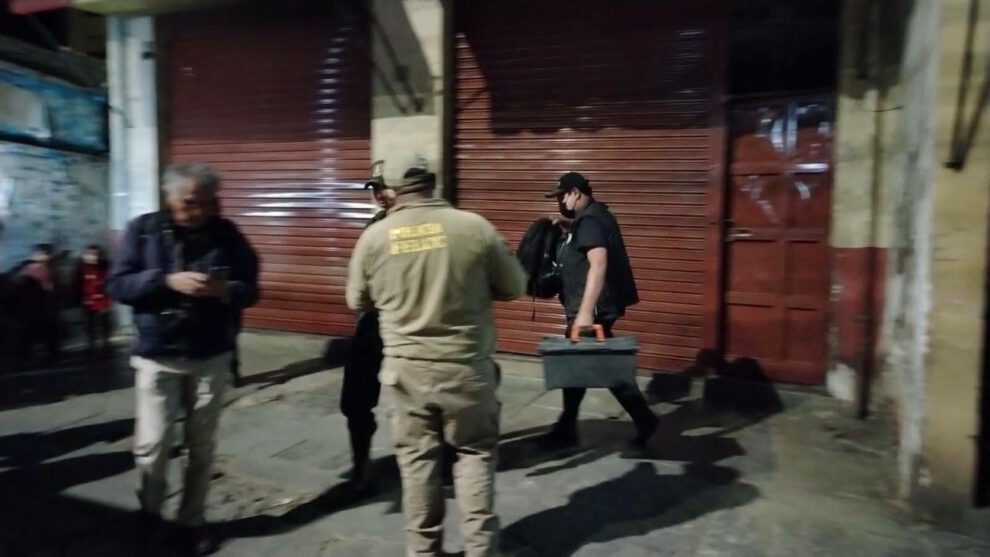 Policía Boliviana en el lugar del presunto infanticidio en Cochabamba.
