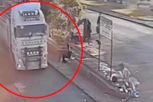 El instante preciso en que el tráiler arrolló a la mujer