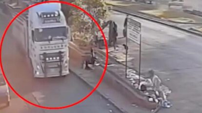 El instante preciso en que el tráiler arrolló a la mujer