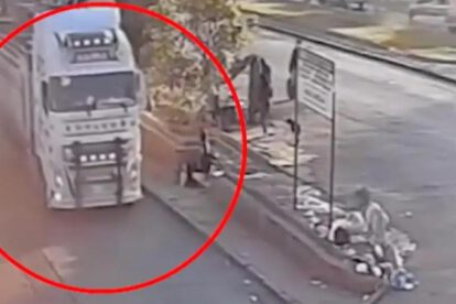 El instante preciso en que el tráiler arrolló a la mujer