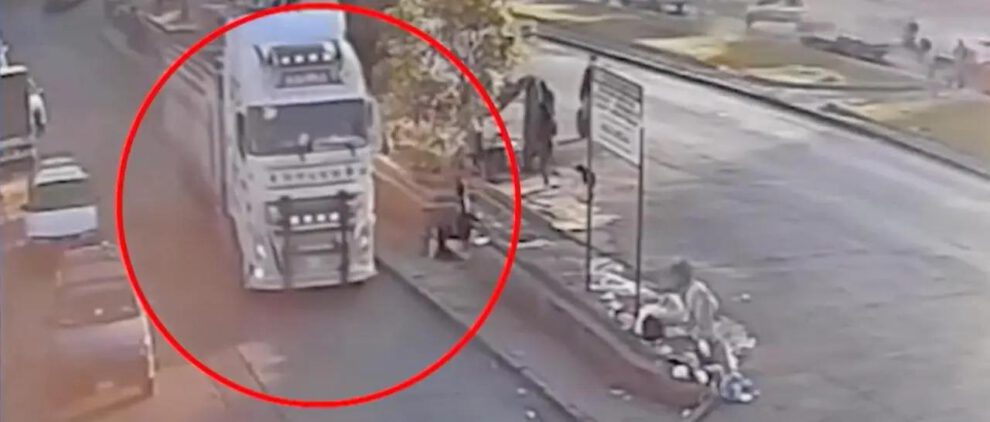 El instante preciso en que el tráiler arrolló a la mujer