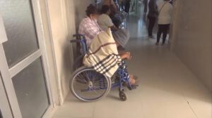 Médicos continúan en paro indefinido y pacientes siguen sin atención en hospitales