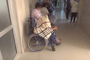 Médicos continúan en paro indefinido y pacientes siguen sin atención en hospitales