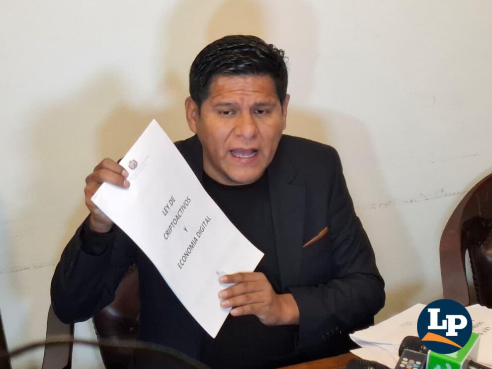 El diputado Pacheco en conferencia de prensa