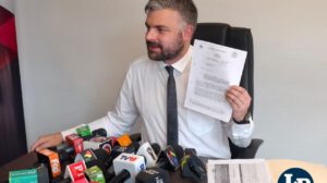 El senador Ormachea en conferencia de prensa