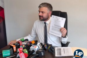 El senador Ormachea en conferencia de prensa