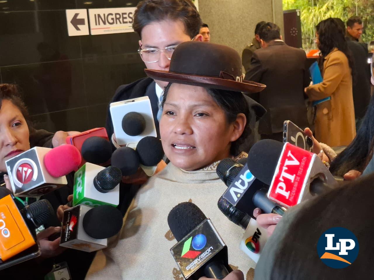 La senadora Crispín en conferencia de prensa