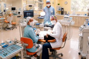 Se forman profesionales dedicados a transformar sonrisas y mejorar la calidad de vida de las personas