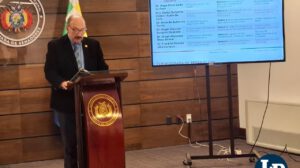 El Procurador General del Estado, Hugo León la Faye, en conferencia de prensa