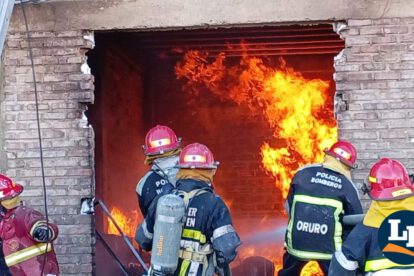 Bomberos combaten las llamas en el domicilio afectado