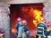 Bomberos combaten las llamas en el domicilio afectado