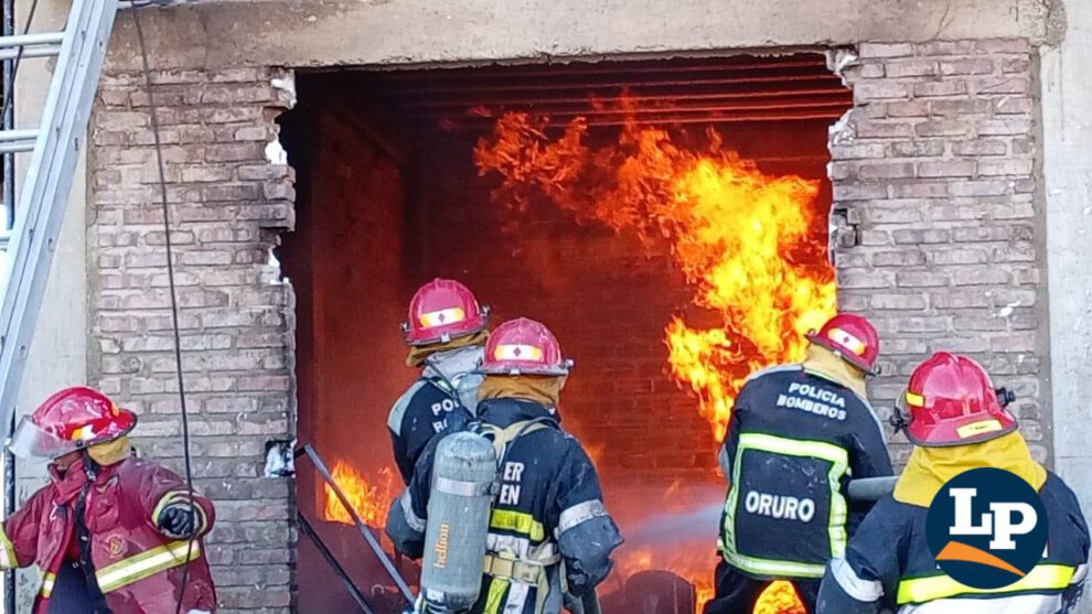 Bomberos combaten las llamas en el domicilio afectado