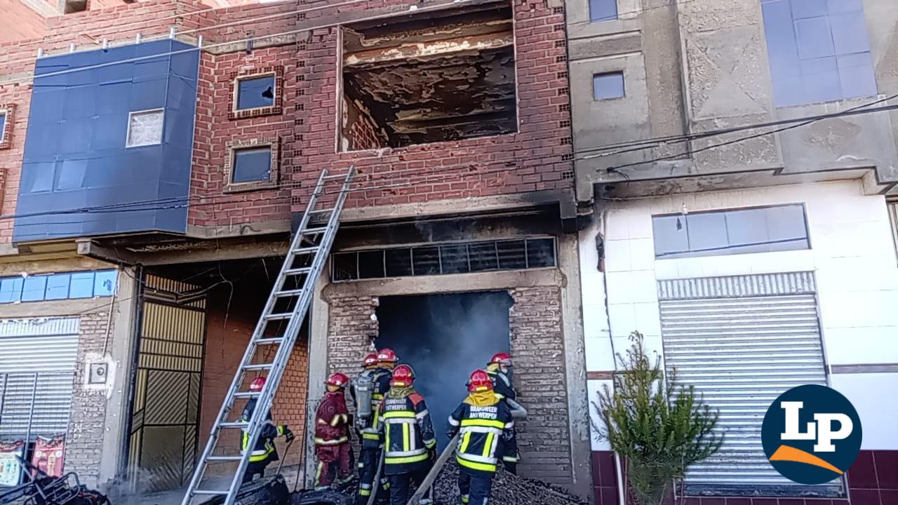 Vista de la vivienda de dos plantas donde el fuego consumió pertenencias y una motocicleta