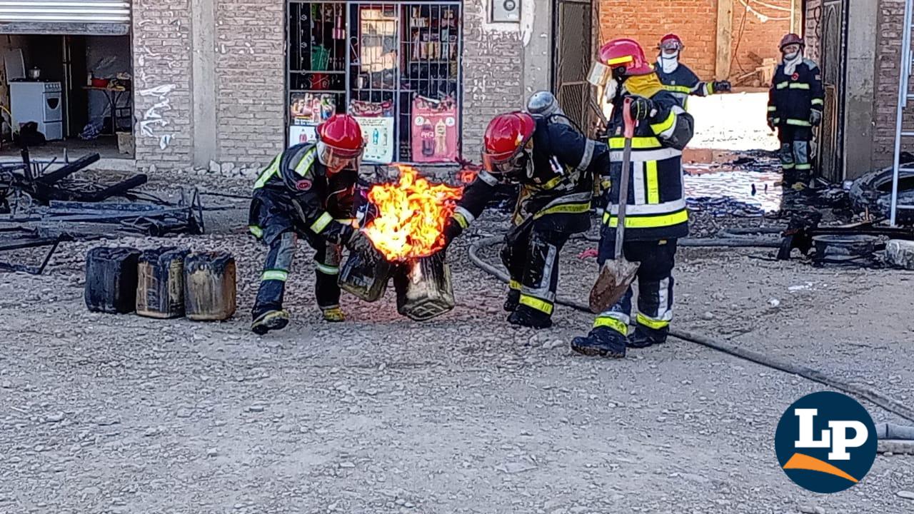 Bomberos retiran los bidones de combustible hallados en el lugar del siniestro