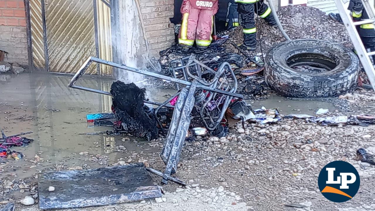 Personal de bomberos trabaja en el enfriamiento del área para evitar que el fuego se reinicie