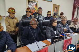 conferencia de prensa sobre irregularidades de Huanuni